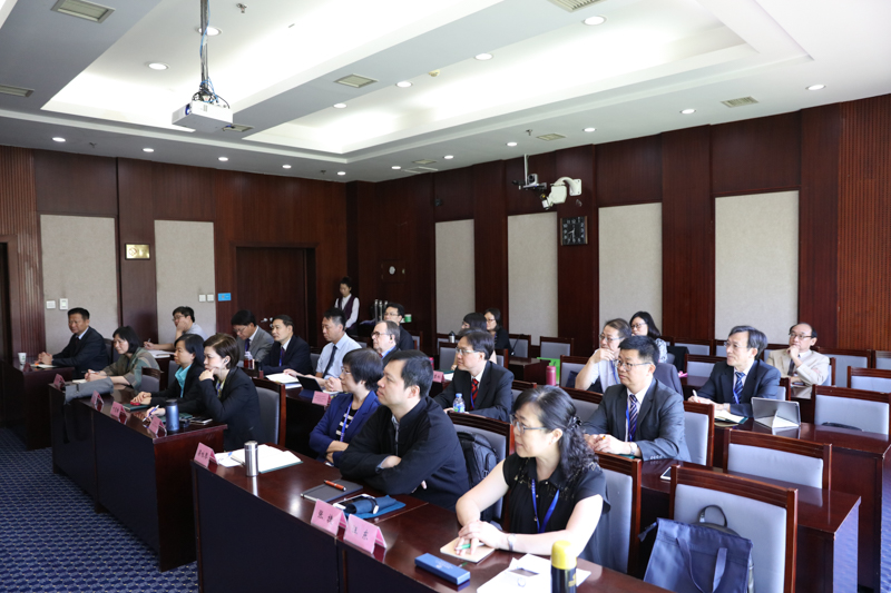 澳门特别行政区教育暨青年局黄健武厅长代表澳方发言，感谢中联办、教育部，尤其是国家教育行政学院对本次澳门校长培训计划的支持和帮助。他希望澳门中小学校长通过国家教育行政学院这个窗口能更深入的了解中国教育的发展现状。本次培训班共有22名学员，其中三名是澳门特别行政区教育暨青年局官员，其他学员均为澳门中小学的校长。（杨志）