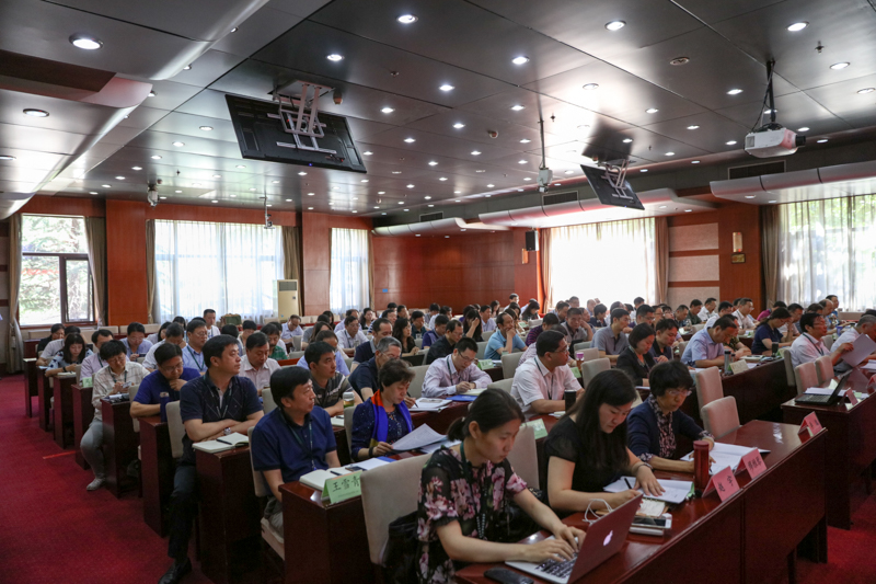 来自全国31个省、自治区、直辖市及新疆生产建设兵团教育行政部门的基础教育处、教研部门负责同志，以及拟开展试点工作的地市教育行政部门负责同志近100人参加本次研讨班。（李改）