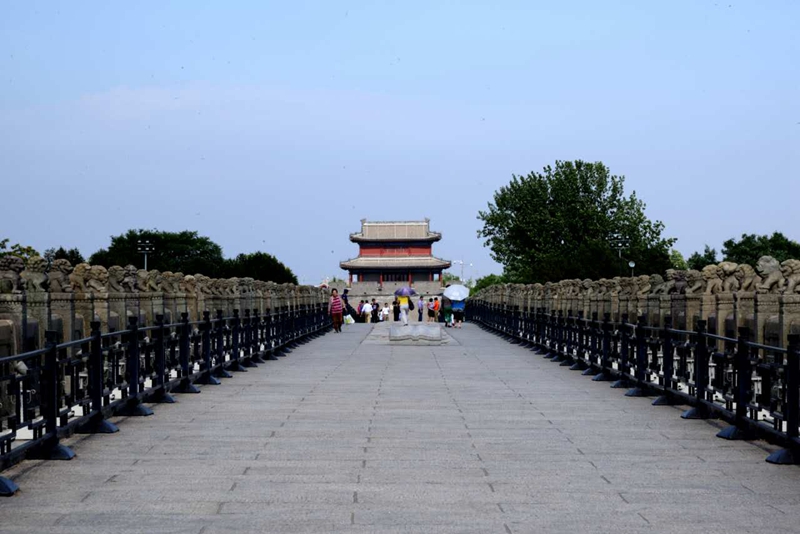 中国人民抗日战争纪念馆坐落在北京丰台区宛平城内，是一座全面反映中国人民抗日战争历史的大型综合性专题纪念馆，是全国优秀爱国主义教育示范基地。宛平城对面就是卢沟桥，正无声地向人们诉说中国抗日战争全面爆发的历史。