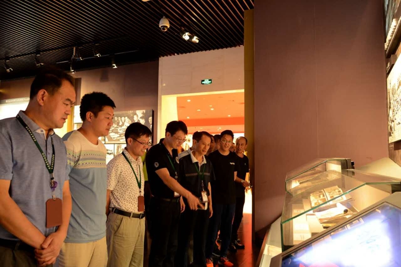 纪念馆围绕“铭记历史、缅怀先烈、珍爱和平、开创未来”这个主题，通过近1200幅照片、2800余件珍贵文物和大量的视频影像，全面、具体的展现了中华儿女不惧来犯共赴国难、英勇抵抗日军军国主义侵略的伟大光辉历史。