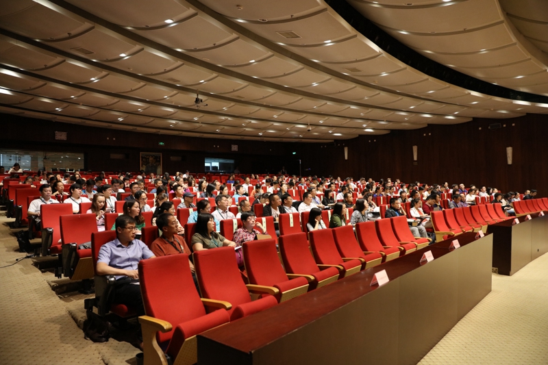 来自全国的212位高校思想政治理论课骨干教师参加了开班式。学员们将在学院进行为期两周的理论学习以及为期一周的京外考察交流。（薛珊）