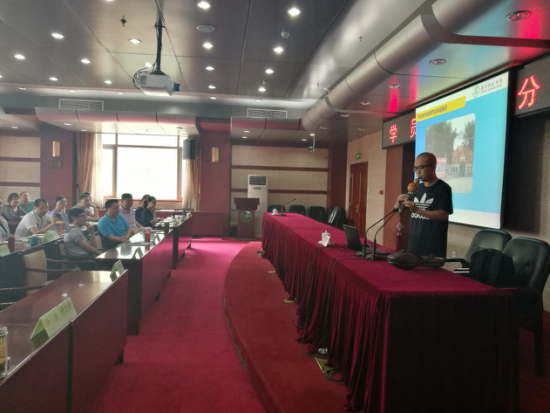 王万春重点介绍了德宏职业学院从创立“哏从国大师工作室”到如何导向学生的创业与就业,以及按乐器的原材料种植、加工、培训教学一条产业链,分别按照专业种类进行合作,促进学生的创业就业能力。交流结束,王老师现场展示了学生创业制作的葫芦丝,并现场演奏一曲悠扬的乐曲让大家感受民乐的魅力。 王万春重点介绍了德宏职业学院从创立“哏从国大师工作室”到如何导向学生的创业与就业,以及按乐器的原材料种植、加工、培训教学一条产业链,分别按照专业种类进行合作,促进学生的创业就业能力。交流结束,王老师现场展示了学生创业制作的葫芦丝,并现场演奏一曲悠扬的乐曲让大家感受民乐的魅力。