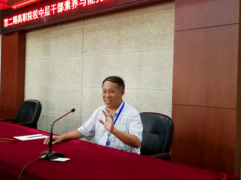 河北交通职业技术学院经济管理系主任杨印山，对经济管理系学生综合素质训练的内容及组织情况进行了汇报。他指出，综合素质训练活动旨在通过“天天读、天天写、天天讲”和社会实践、心理素质训练等活动，开阔学生视野，提升学生思辨能力、写作能力、语言表达能力、组织管理能力和各项综合素质，让学生养成良好的行为习惯，提高就业竞争力，成为一名社会、企业更需要的高素质技能型人才。