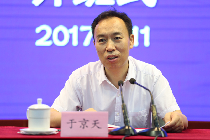 于京天在讲话中介绍了本期研讨班的性质、意义以及学院给予的高度重视。他认为该项目是高校干部培训系统一次难得的内部交流机会，参训学员都是干部培训方面的专家，在干部培训理论并不丰富的情况下，同行之间的经验交流与分享显得尤其重要，因此在教学计划中除了安排关于政策和培训理论方法的报告外，还设计了较多的研讨交流环节，希望通过多种方式、搭建多个平台促进大家探讨干部培训的经验和规律，共同提升干部培训的科学化专业化水平。