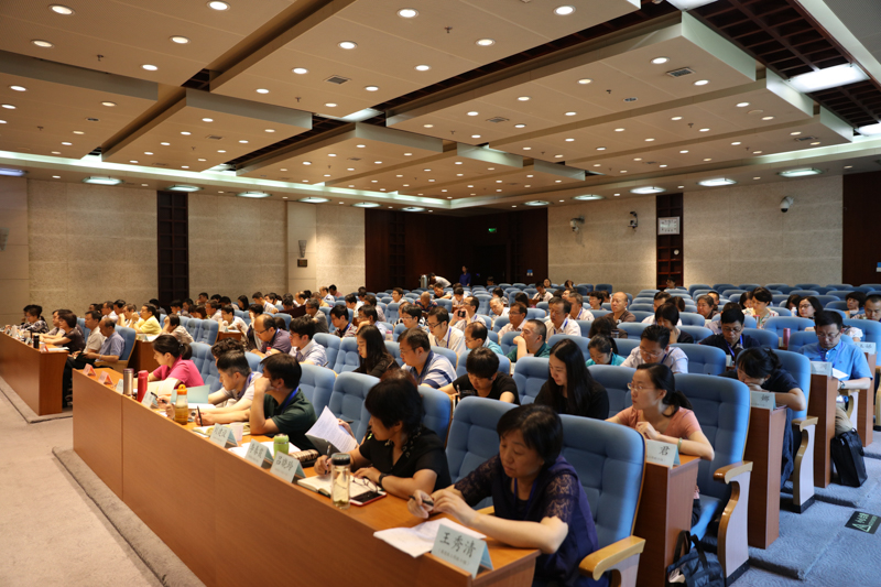 郑富芝强调，在过去一年中，直属单位和直属高校离退休工作取得了显著的成效，今后贯彻中央的精神、搞好离退休干部的工作，要突出主线，在持续增添正能量上下功夫；聚焦党建，在常态化和制度化上下功夫；狠抓落实，在转型发展上下功夫。（余海波）