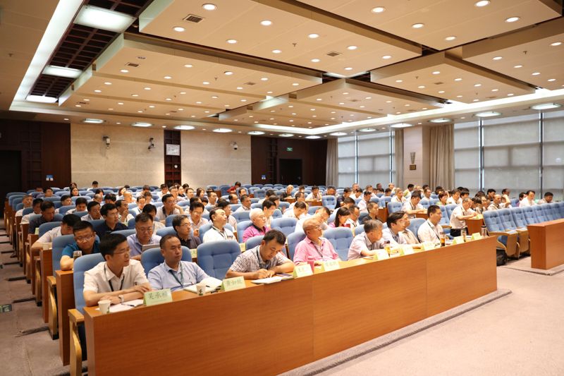 开班式后，全体学员聆听了教育部学校规划建设发展中心陈锋主任关于《建设绿色、智慧，面向未来的新校区》的专题报告。本期研讨班共有100位学员，均为来自产教融合发展工程建设规划项目应用型本科学校的校级领导。（李永贤）