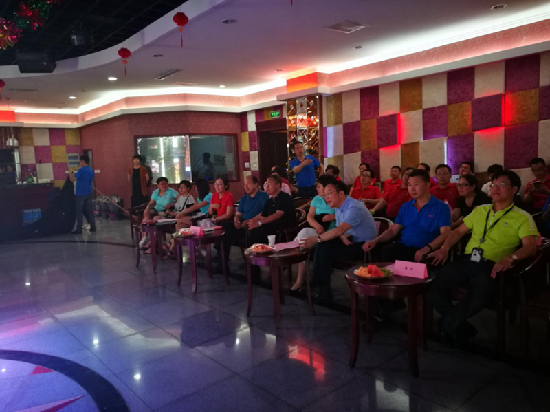 国家教育行政学院党委书记、常务副院长马俊杰教授，院办主任李冬，学院进修部马丽红老师以及我们最亲最敬的各位班主任老师到场参加我们的联欢晚会。