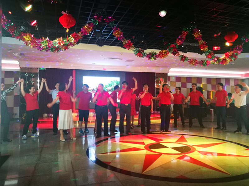 同学们怀念过去，表达着太多的不舍；同学们守望明天，期待着下次再相聚；同学们一起欢歌起舞，怀揣母校国教院的期待，携带亲爱同学的祝福，将晚会推向高潮。（供稿：大班宣委 陈风玲  审稿：黄永军）