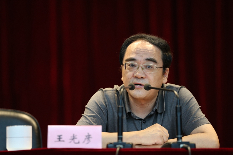 开班式后，教育部思想政治工作司副司长王光彦以“贯彻落实全国高校思想政治工作会议精神，深入推进高校思想政治工作”为题，为全体学员做了首场报告。