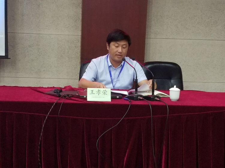 三班学员、江苏省盐城市建湖县人民政府教育督导室主任王孝荣,以“精准切入,顺势而为,让教育督导飞起来”为题,谈了自己从事督导工作的体会,对未来的教育督导提出了新的期待。 三班学员、江苏省盐城市建湖县人民政府教育督导室主任王孝荣,以“精准切入,顺势而为,让教育督导飞起来”为题,谈了自己从事督导工作的体会,对未来的教育督导提出了新的期待。