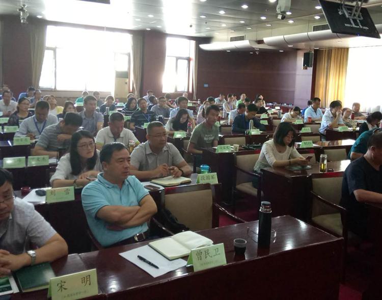 “课前微讲坛”是教学计划之外的一项安排，旨在凸显学员学习的主体性，使其成为常规课程设置的有益补充。微讲坛的举办，促进了班级成员之间互相认识，分享了兄弟省市的成功经验，加深了了解，增进了友谊，受到学员的广泛好评。学员普遍认为，微讲坛活动是此次培训学习的重要环节之一，为全国省地督学交流分享经验提供了一个非常好的平台。（撰稿、摄影：学习委员 刘贺英，宣传委员 田家英；审稿：班主任 李改）