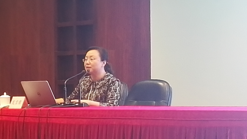 学员、新疆医科大学医学工程技术学院党委书记骆朝辉，以《党中央治疆方略带来新疆新变化》为题，介绍了党的十八大以来，习近平总书记情系新疆，心系新疆，对新疆工作的总目标和治疆方略，以及对一系列重大理论和实践问题所做的重要阐述；并结合实际，采用图文并茂的形式，向同学们介绍了新疆当前社会稳定和谐大局以及各民族的风土人情等。演讲内容数据详实、内容丰富、说服力强，成功讲述了一个中国好故事，引起了大家的共鸣。
（供稿：第52期高校中青班学员、上海电力学院数理学院院长 刘永生；审稿：三班班主任 杨中超）