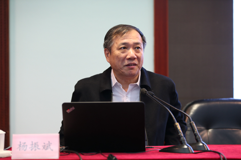 杨振斌指出，虽然自扩招以来，高等院校面临着教学质量亟待提高、毕业生就业困难、债务负担沉重、拔尖创新人才培养效果不明显等问题，但是上述困难都不足以否定高等教育扩招对国民经济和社会发展带来的巨大推动力，作为高校领导者要对中国高等教育的未来充满信心。他强调，当前，国际社会环境日趋复杂，诸多意识形态领域的社会热点事件让我们更加警醒，高校要讲政治，要坚决做好意识形态安全工作。结合多年担任高校党委书记的工作经历，杨振斌强调，学校要高度重视和认真落实党和国家关于高校毕业生就业的政策和要求；要切实做好党建工作，要营造风清气正的校园文化氛围。