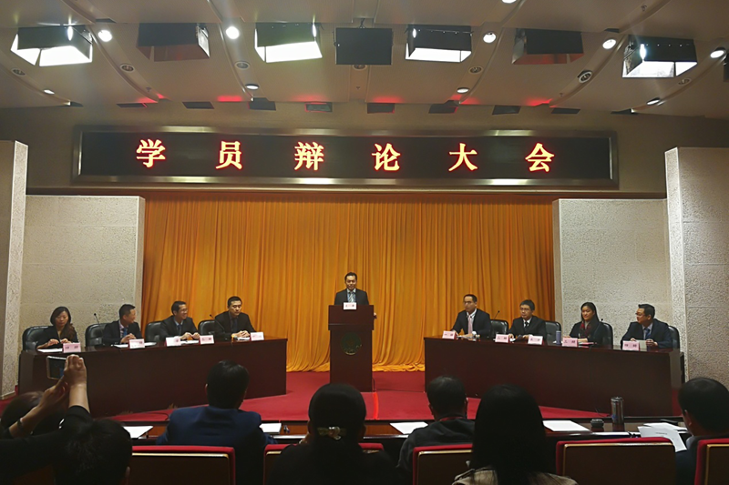 10月13日上午,经过充分动员、精心筹备,第52期高校中青班学员辩论赛在校长公寓二楼永珊厅成功举行。辩论赛主席由一班学员、南华大学党委宣传部部长龙志坚担任。总班主任李永贤、总班班长魏进家、总班党总支书记吕志刚、一班班长周立志、二班学员陈军等担任评委。 10月13日上午,经过充分动员、精心筹备,第52期高校中青班学员辩论赛在校长公寓二楼永珊厅成功举行。辩论赛主席由一班学员、南华大学党委宣传部部长龙志坚担任。总班主任李永贤、总班班长魏进家、总班党总支书记吕志刚、一班班长周立志、二班学员陈军等担任评委。