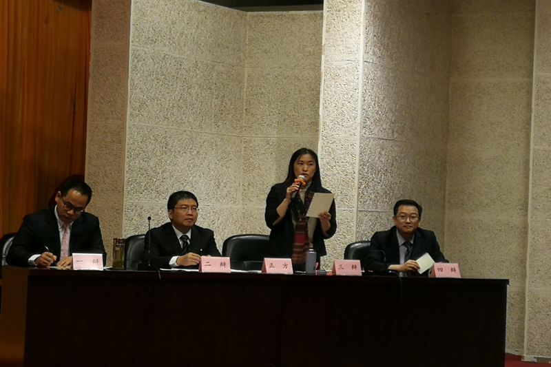 正方代表队辩手由二班学员、南昌工程学院团委副书记朱锐,三班学员、西南财经大学发展规划处处长任迎伟,四班学员、南京大学外国语学院党委书记王靖华,三班学员、成都大学科研处处长郎方年等四位学员组成。正方的立场是“大学应该遵循大而全”,从人才培养的全面素质要求、高校自身发展趋势以及学科交叉的必要性立论。 正方代表队辩手由二班学员、南昌工程学院团委副书记朱锐,三班学员、西南财经大学发展规划处处长任迎伟,四班学员、南京大学外国语学院党委书记王靖华,三班学员、成都大学科研处处长郎方年等四位学员组成。正方的立场是“大学应该遵循大而全”,从人才培养的全面素质要求、高校自身发展趋势以及学科交叉的必要性立论。