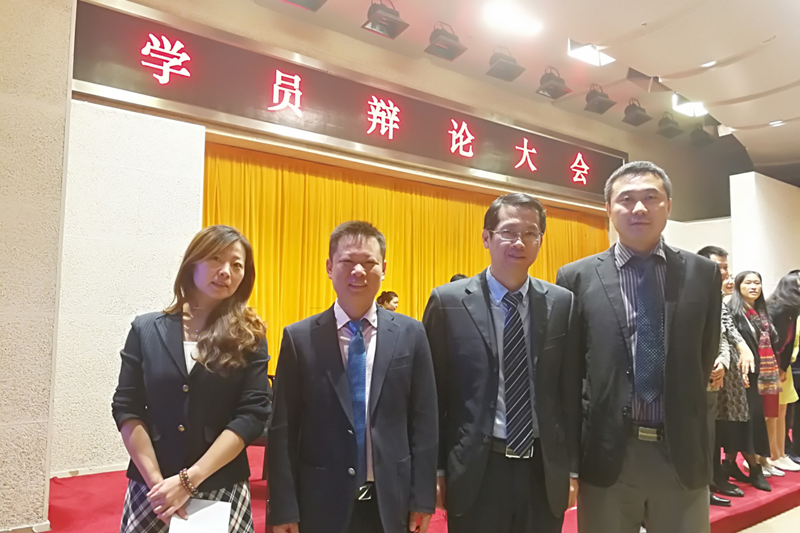 反方代表队辩手由五班学员、西南交通大学研究生院副院长崔凯,六班学员、华中科技大学财务处处长、国有资产办公室主任周泽兵,五班学员、杭州电子科技大学管理学院院长周青,五班学员、中国海洋大学校友会办公室主任陈忠红等四位学员组成。反方立场是“大学应该遵循专而精”,则从高等教育中长期发展规划要求、社会分工要求、有限资源合理化分配等角度立论。 反方代表队辩手由五班学员、西南交通大学研究生院副院长崔凯,六班学员、华中科技大学财务处处长、国有资产办公室主任周泽兵,五班学员、杭州电子科技大学管理学院院长周青,五班学员、中国海洋大学校友会办公室主任陈忠红等四位学员组成。反方立场是“大学应该遵循专而精”,则从高等教育中长期发展规划要求、社会分工要求、有限资源合理化分配等角度立论。