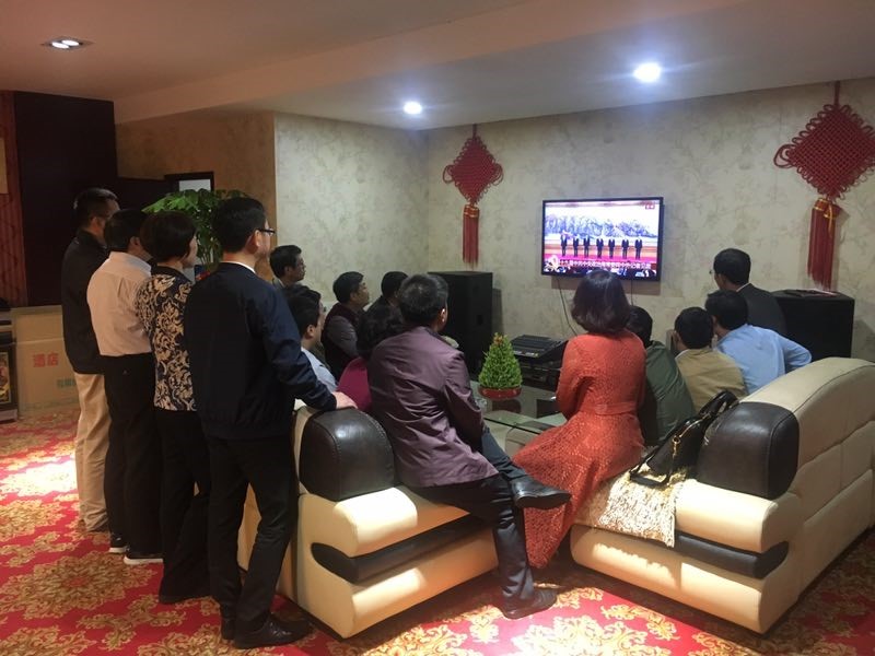 第52期高校中青班赴湖南考察团学员，在湖南师范大学与学校副校长匡乐满一起收看十九届中共中央政治局常委同中外记者见面会。