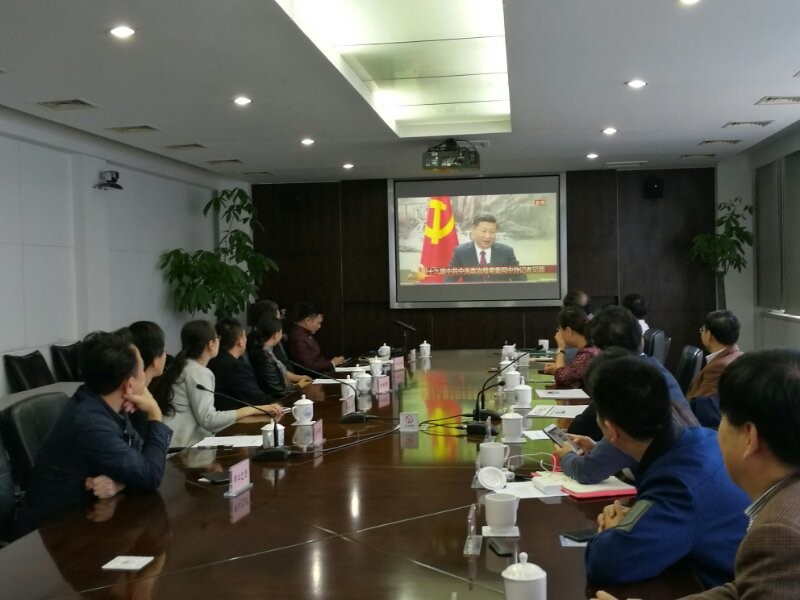 第52期高校中青班赴上海考察团学员，在同济大学与学校党委副书记马锦明一起收看十九届中共中央政治局常委同中外记者见面会。