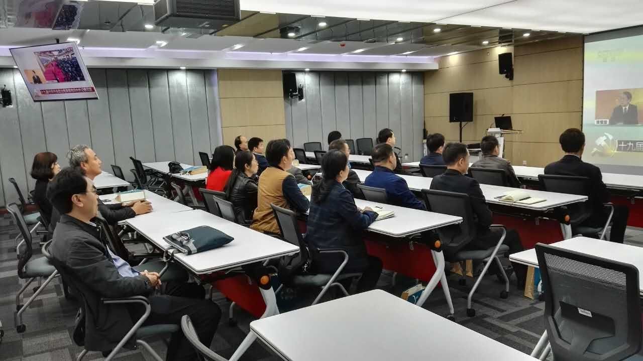 第52期高校中青班赴武汉考察团学员，在武汉理工大学与学校党委常委、校办主任申祖武一起收看十九届中共中央政治局常委同中外记者见面会。学员们纷纷表示，新一届党中央领导机构的成立是党和国家及全国人民的大事。我们一定紧密团结在以习近平同志为核心的党中央周围，高举中国特色社会主义伟大旗帜，解放思想，改革创新，锐意进取，埋头苦干，为建设社会主义现代化强国做出自己的贡献。（供稿：学校管理教研部 李永贤）