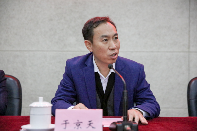 于京天代表学院欢迎各位校长前来培训学习。他指出田家炳基金会资助的中小学校长培训项目，目前已举办22期，培训校长达2000余人次。田家炳基金会的义举善莫大焉，他希望大家，以田家炳先生为榜样，提高自身道德修养，涵养教育情怀，将博大、宽厚的爱传递到所有学生身上；尽快转变角色，安心学习、用心思考、诚心体悟，以此提升自身的境界、智慧及工作能力；加深相互交流，分享彼此的思想和经验；自觉遵守纪律，严格要求自己。