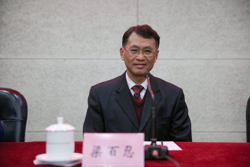 梁百忍代表田家炳基金会对教育部和国家教育行政学院的支持表示感谢。他介绍了田家炳先生严于律己、谦虚好学、无私捐助的事迹。在田老先生即将迎来百岁寿辰之际，传达田先生希望校长们为中华学子能够拥有更好未来做出共同努力的心愿。他鼓励参训学员积极主动学习，建立良好友谊，研修结束后继续相互支持，以无私奉献的精神，更好地服务于教育。