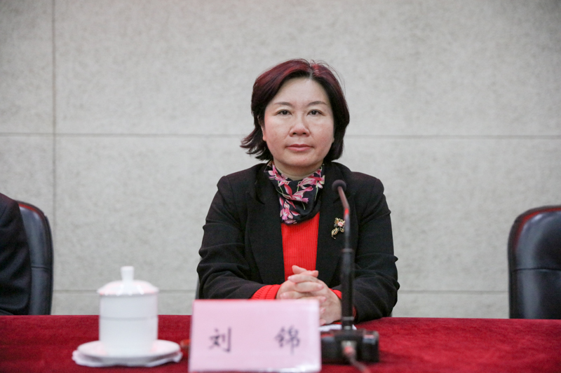 刘锦讲话时，向田家炳基金会转达了全体参训学员及教育部对田老先生的敬意、感谢和问候。她向学员们传达了陈宝生部长对教育系统学习贯彻党的十九大精神提出的“学起来”“教起来”“传起来”“研起来”“干起来”“实起来”六方面要求。她希望大家以更强烈的使命感和责任感认真学习，树立为教育事业鞠躬尽瘁的担当意识；以更开放的思路和视野，积极思考、结合实际，以问题为导向寻求解决之策；以更自觉的姿态和要求严于律己，学有所获；以更积极的态度，学以致用、敢闯敢干，把学习效果发挥出来。