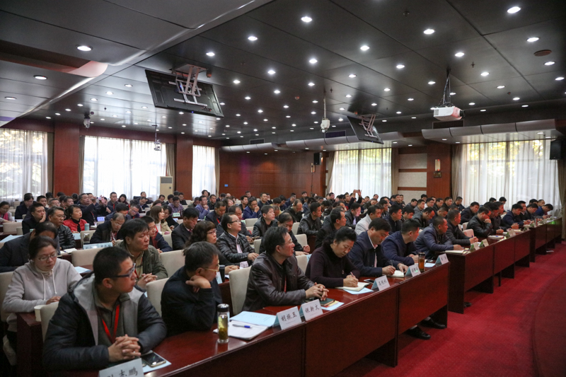 开班式后，两个班分别进行了基金会与校长交流环节和大班拓展活动。来自全国21个省份的62名田家炳中学校长和贵州、宁夏、海南三个省份的92名小学校长参加了本次培训。在为期十余天的研修学习中，学员将通过专题报告、校长讲坛、分班研讨、现场教学、大会交流、爱国主义教育等形式进行深入学习。（教育行政教研部 韩烨）