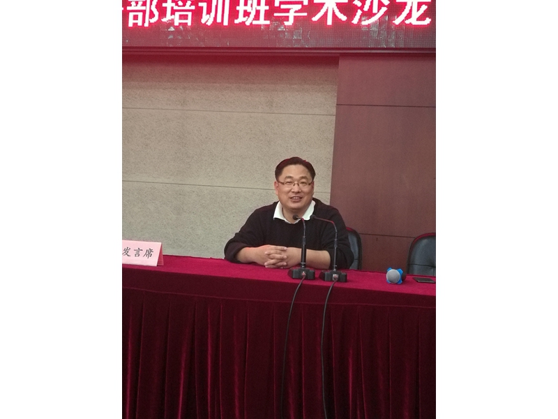 中国人民大学苏州校区党委书记朱信凯从中国过去四十年发展历程及经验深入解读了中国经济发展的潜力，从科研投入、人才质量、市场规模等方面提出了比较两个经济体自主科研创新能力的思路和方法，并通过日本、美国的比较，深入分析了未来中国经济保持高速增长的趋势和障碍。同时，朱信凯从十八大“新型城镇化”重大战略的提出解读了当前我国经济社会最根本的问题仍然是农业、农村与农民问题，从十九大“三个优先发展”解读了优先发展的优先序，即三个优先发展的有机融合，农民教育、农业教育和农村教育。(供稿：第52期高校中青班学员 于成文、周泽兵、朱信凯；审稿：许杰)