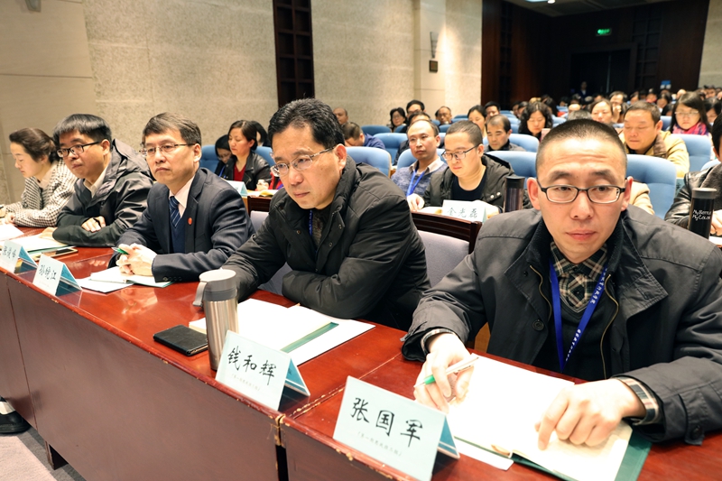 第1、2期高校思想政治理论课骨干教师研修班由202名来自全国高校本科“毛泽东思想和中国特色社会主义理论体系概论”“思想道德修养与法律基础”课的骨干教师组成。学员们在学院进行为期两周的理论学习后，将分赴井冈山、延安、四川开展为期一周的现场教学和考察交流。（撰稿：社会科学教研部 曹飞；摄影：于荣壮）