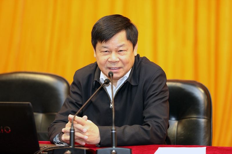 杜占元在报告中，通过人员、经费、国家重点实验室、科研产出等一系列数据说明当前高校科技工作取得的辉煌成绩，强调了高校科研工作在我国科技工作中占据的举足轻重地位。介绍了当前科技发展趋势，重点论述了科技发展速度的问题，以及信息技术革命带来的深远影响。分析了各地和各校在教育信息化应用模式方面进行的探索、以及形成的一些经典案例和行之有效的应用模式。他指出，AI技术将给人类社会方方面面都带来深远影响，希望各位高校工作者认真研究，在工作中做出相应调整以应对挑战，共同努力把高校建成我国实现世界科技强国战略的支撑力量。