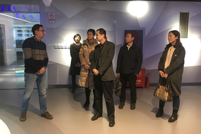 会后,大家对中国传媒大学的4K演播室、动画与数字艺术学院、传媒博物馆、继续教育学部D5演播室、全媒体运行中心、崔永元口述历史研究中心等地进行实地考察。 会后,大家对中国传媒大学的4K演播室、动画与数字艺术学院、传媒博物馆、继续教育学部D5演播室、全媒体运行中心、崔永元口述历史研究中心等地进行实地考察。