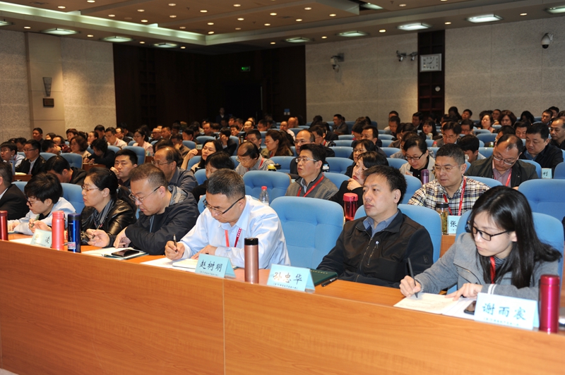 本期研修班共有来自三十五所高等院校的165位中层干部参加，学员们将在学院进行为期一个月的专题学习研修。（社会科学教研部 余海波；摄影：于荣壮）