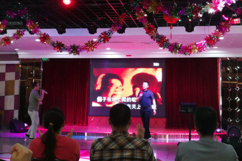 晚会主题鲜明、气氛热烈,同学们用各民族人民耳熟能详的歌曲和舞蹈,共同歌颂新时代的美好生活,聚焦高职教育奋进的伟大工程。 晚会主题鲜明、气氛热烈,同学们用各民族人民耳熟能详的歌曲和舞蹈,共同歌颂新时代的美好生活,聚焦高职教育奋进的伟大工程。