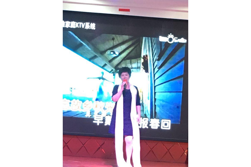 晚会上,同学们各展其才,纵情歌舞。丛悦以一曲《芦花》带大家沉醉于江南水乡;来自新疆的柏林、陈俊载歌载舞的二重唱《扎巴依的春天》抒发了新疆各族人民对新时代的祝福;徐基宏以粤语经典《万水千山总是情》展现了粤港澳的广东魅力;何飞红的《鸿雁》彰显了内蒙古辽阔天地的骏阔胸襟;王治校的东北风《一壶老酒》、刘红的北京味《传奇》,丛悦、周曦学员对唱的京剧《沙家浜》都让大家领略了不同风情和画面。 晚会上,同学们各展其才,纵情歌舞。丛悦以一曲《芦花》带大家沉醉于江南水乡;来自新疆的柏林、陈俊载歌载舞的二重唱《扎巴依的春天》抒发了新疆各族人民对新时代的祝福;徐基宏以粤语经典《万水千山总是情》展现了粤港澳的广东魅力;何飞红的《鸿雁》彰显了内蒙古辽阔天地的骏阔胸襟;王治校的东北风《一壶老酒》、刘红的北京味《传奇》,丛悦、周曦学员对唱的京剧《沙家浜》都让大家领略了不同风情和画面。