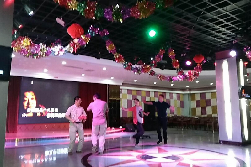 来自云南纳西族的何新梅还带领了全场学员共同体验纳西族集体舞的欢快;来自西藏藏族的边巴次仁也带领全场学员投身到藏族舞蹈的幸福互动中,还向互动活动中获奖的几位选手献上了洁白的哈达。 来自云南纳西族的何新梅还带领了全场学员共同体验纳西族集体舞的欢快;来自西藏藏族的边巴次仁也带领全场学员投身到藏族舞蹈的幸福互动中,还向互动活动中获奖的几位选手献上了洁白的哈达。