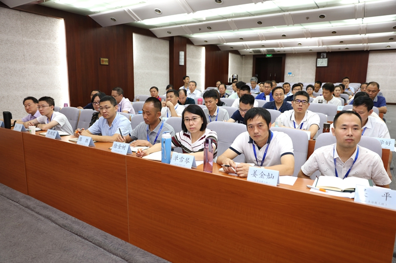 开班式后，王大泉副司长为全体学员作了题为“新时代依法治教的新形势任务与思路举措”的开班报告。来自省级教育行政部门、计划单列市教育行政部门分管法治工作的负责同志或法治工作机构的负责同志，设区的市或县级教育行政部门主要负责同志或分管法治工作的负责同志共90人，参加本期班为期五天的研修学习。（供稿：班主任、学校管理教研部 李永贤；摄影：图书信息技术部 于荣壮）