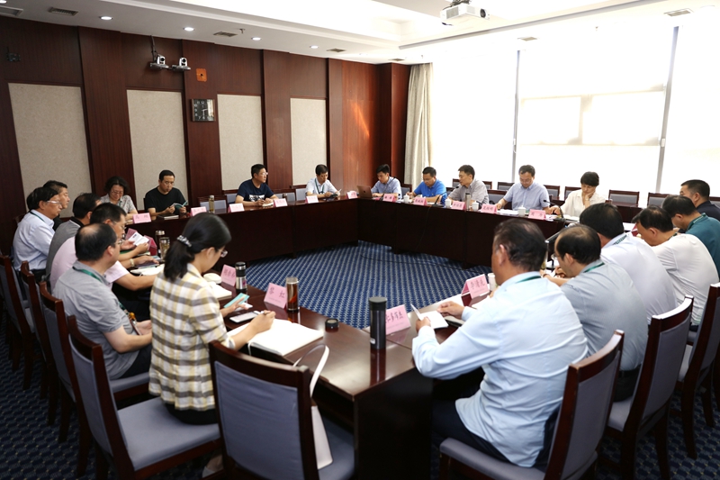 随后，司局领导与学员进行了互动与交流。交流内容主要涉及到职业教育结构、民办教育支持与规范发展、独立学院转设、“课后三点半”难题、中小学教材改革等方面。（供稿：教育行政教研部 杨程；摄影：图书信息技术部 于荣壮）