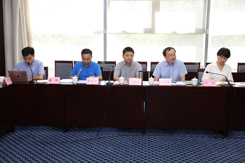 9月6日下午，第二次“省级教育部门领导干部进修班”政策面对面活动在学院顺利举行。教育部教材局巡视员申继亮、发展规划司副巡视员晁桂明、综合改革司副司长彭斌柏、职业教育与成人教育司副司长周为等相关司局负责同志与17位省级教育部门领导干部进行了面对面交流。活动由副班主任、学院教育行政教研部教师杨程主持。