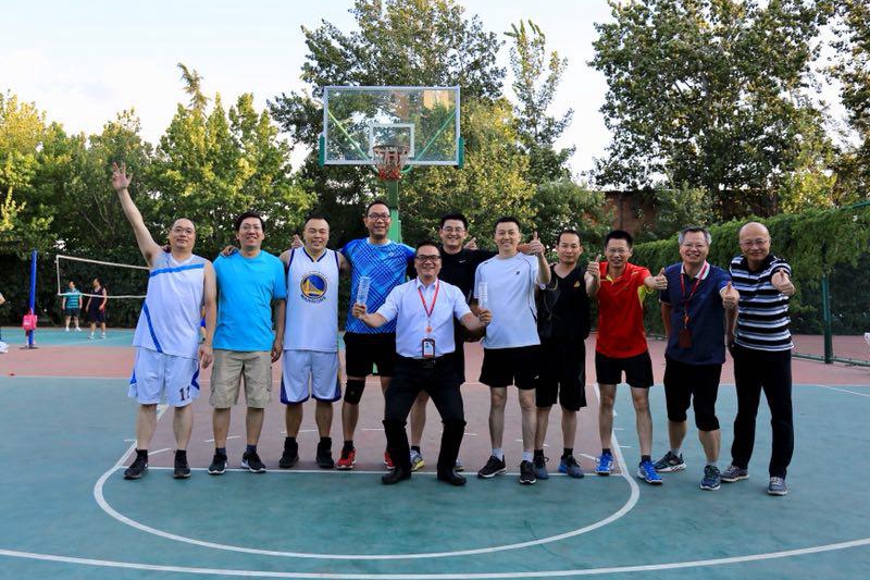 9月6日傍晚，第17期浙江省中青班和教育部机关新进公务员培训班进行了一场篮球友谊赛，比赛在国家教育行政学院篮球场进行。