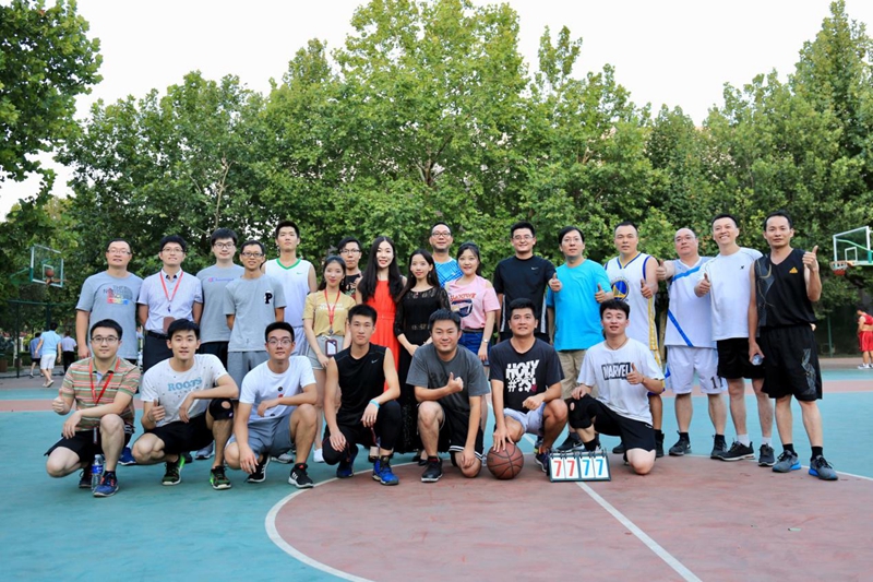 赛后双方队员走到一起握手致谢，进行了友好的沟通交流，互学互鉴攻防技巧和心得体会，并合影留念。（第17期浙江高校中青班）