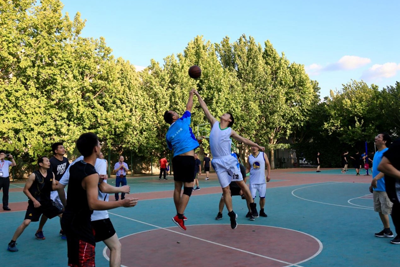 赛前，双方运动员作好了充分的热身准备，握手互相致意。比赛开始后，队员们迅速投入到激烈的比赛当中去，双方队员争先恐后，你争我夺，比赛异常激烈。