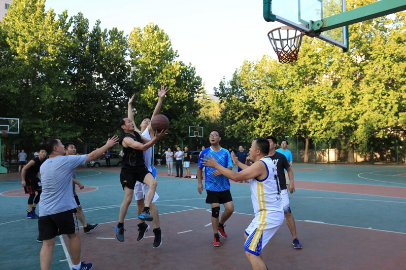 公务员队凭借充沛的体力不断向篮筐发起冲击，中青班的队员们也不甘示弱，稳扎稳打，密切配合，在传球、跑位、单打、协防中彰显团队精神，与对方对峙着，双方比分交错上升，都发挥了较高的水平。场下拉拉队为双方运动员的每一个进球都报以热烈的掌声。