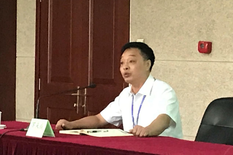 一班“微讲坛”由湖北省京山市政府教育督导室督学罗来成主持。