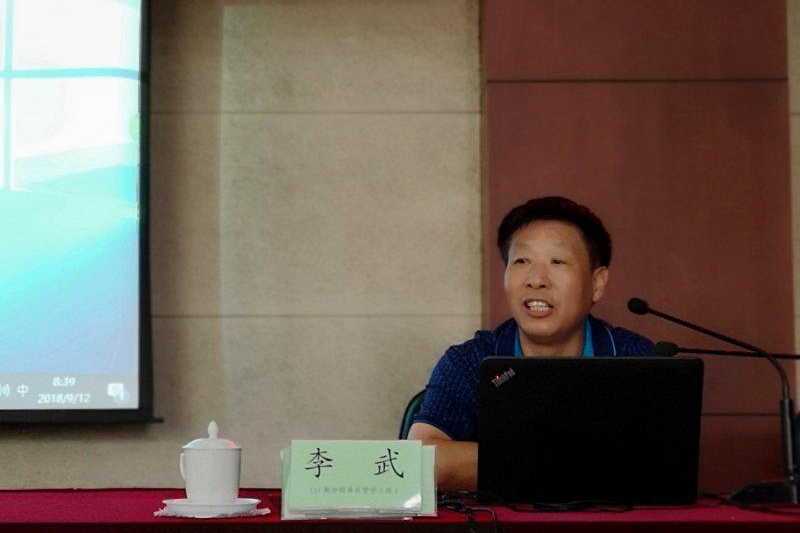 三班学员、天津市蓟州区政府教育督导室主任李武，分享了天津市“义务教育学校标准化建设督导”的经验。他提出“两主一导”的工作思路，即以学校为主，自主规划选择建设发展方向；以区为主，主体实施开展督导评估；市督导室突出加强指导监控，统筹推进全市建设工作。