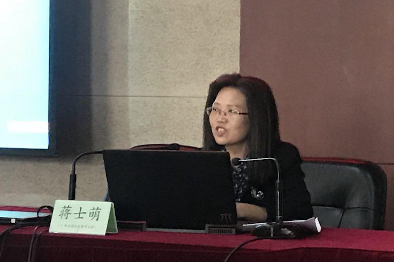 五班学员、贵州省福泉市人民政府教育督导室正科级督学蒋士萌，介绍了福泉市“四破四立推进管理体制改革”的鲜活经验。“四破四立”，即破校长“官衔制”，立职级“负责制”；破教师“铁饭碗”，立全员“聘任制”；破编制“紧箍咒”，立人岗“动态制”；破考评“一刀切”，立激励“捆绑制”。