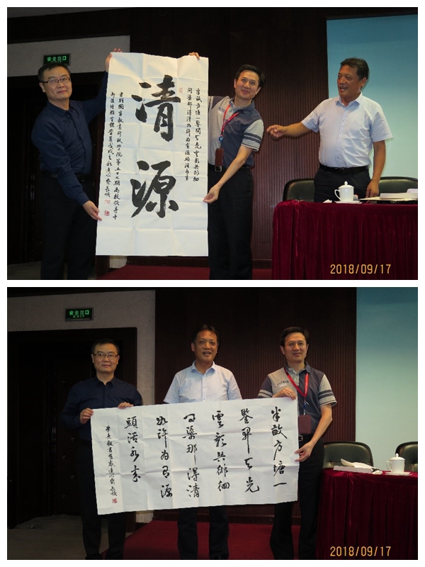 班级党支部书记、浙江大学党委副书记叶民和总班长、重庆大学副校长王时龙代表全班同学向国家教育行政学院赠送书法作品。
（供稿：第57期高校进修班宣传委员、天津美术学院副院长 李鑫；审稿：二班班主任 杨红霞）
