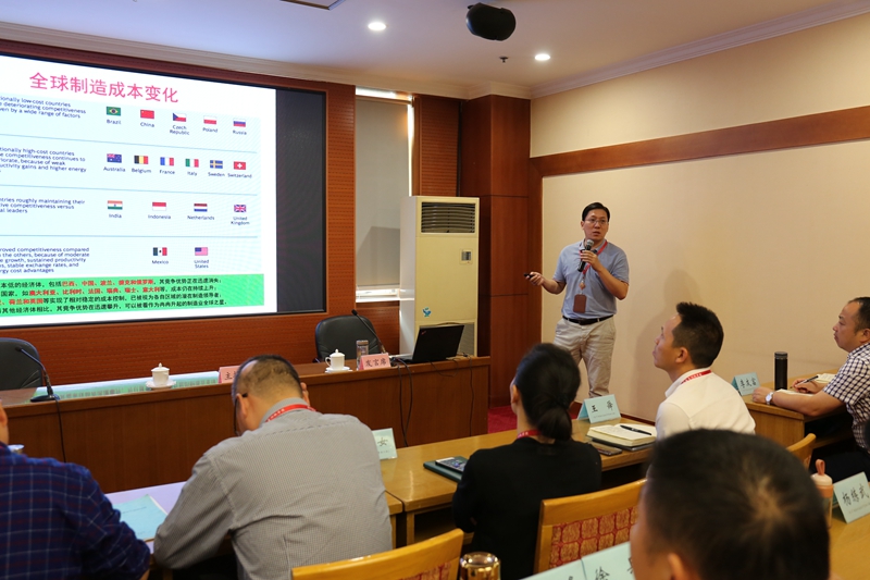 浙江科技学院机械与汽车工程学院院长李其朋就“工业4.0解读”进行了分享交流，介绍了当前世界工业发展的现状与趋势，并结合中国智能制造2025的发展规划，介绍了中国在工业发展中存在的优劣势，分享了工业4.0的优秀案例。