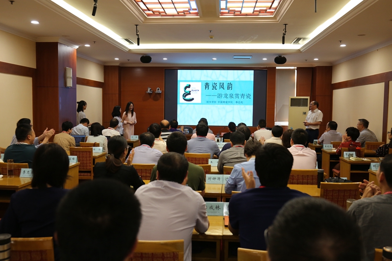 丽水学院中国青瓷学院党委书记、副院长季忠苑就“青瓷风韵”进行了分享交流，介绍了青瓷文化的历史沿革和青瓷产业的发展，并结合丽水学院中国青瓷学院的发展介绍了青瓷学科发展现状。
