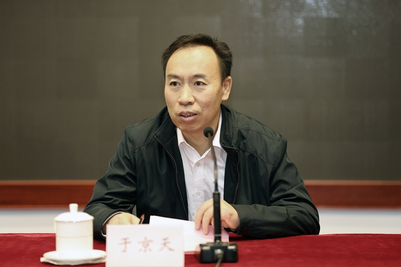 于京天首先对各位校长扎根西部乡村教育事业表示敬意，并介绍了“西部乡村中小学校长培训计划”的项目背景和管理机制。他强调，田家炳先生长期资助教育事业发展，其崇高品德为教育界乃至中国社会树起一座丰碑。他建议学员要认真学习贯彻全国教育大会精神，认真学习领会、全面准确把握习近平总书记关于教育的重要论述，增强做好西部教育事业使命感、责任感和信心信念；认真学习贯彻教育部有关政策文件精神，明确当前教育改革发展的思路；认真学习借鉴教育发达地区、办学先进学校的经验，明晰自身的办学思路；结合本地本校实际，深入思考，争取在学习期间破解几个制约发展的难题；尽快转变角色，以普通学员身份参加学习培训，严格遵守各项纪律规定。