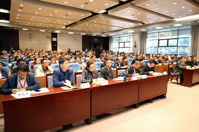 本次培训项目共有188位学员，分为中学和小学两个培训班，学员们将通过专题报告、典型案例、研讨交流、现场教学等方式开展为期12天的研修学习。（撰稿：教育行政教研部 李虔；摄影：图书信息技术部 于荣壮）